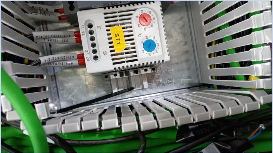 配电柜双路恒温器SZR 011在工作站配电箱内使用案例